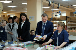На фабрике "Весна" прошла экскурсия в рамках конкурса "Родная игрушка"