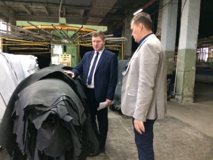 Делегация областного минпрома посетила кировское кожевенное предприятие