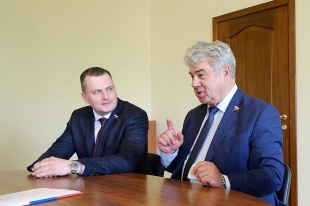 Сенаторы наградили работников кировского завода