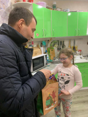 Ощущение новогоднего волшебства принес в дом юной кировчанки Ярославы Денис Пестриков