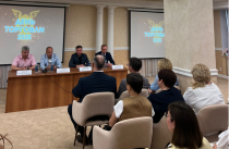 Заместитель министра Минпромторга региона поздравил работников торговли с профессиональным праздником на церемонии вручения наград